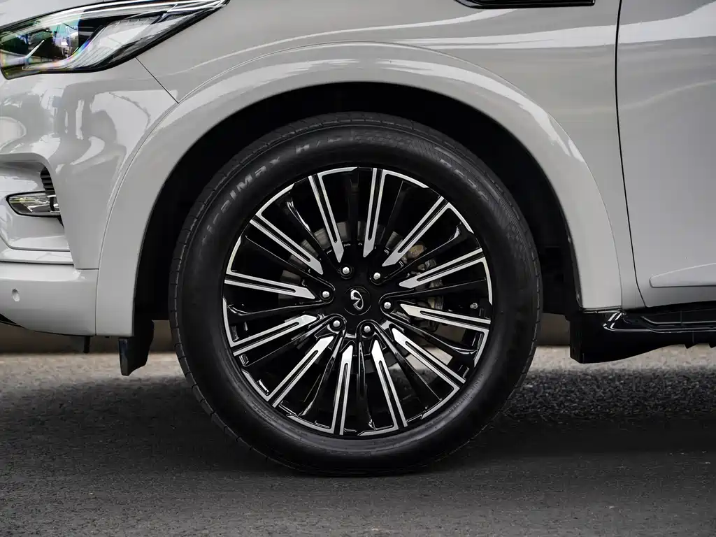 Infiniti QX80 5.6 L 4 WD