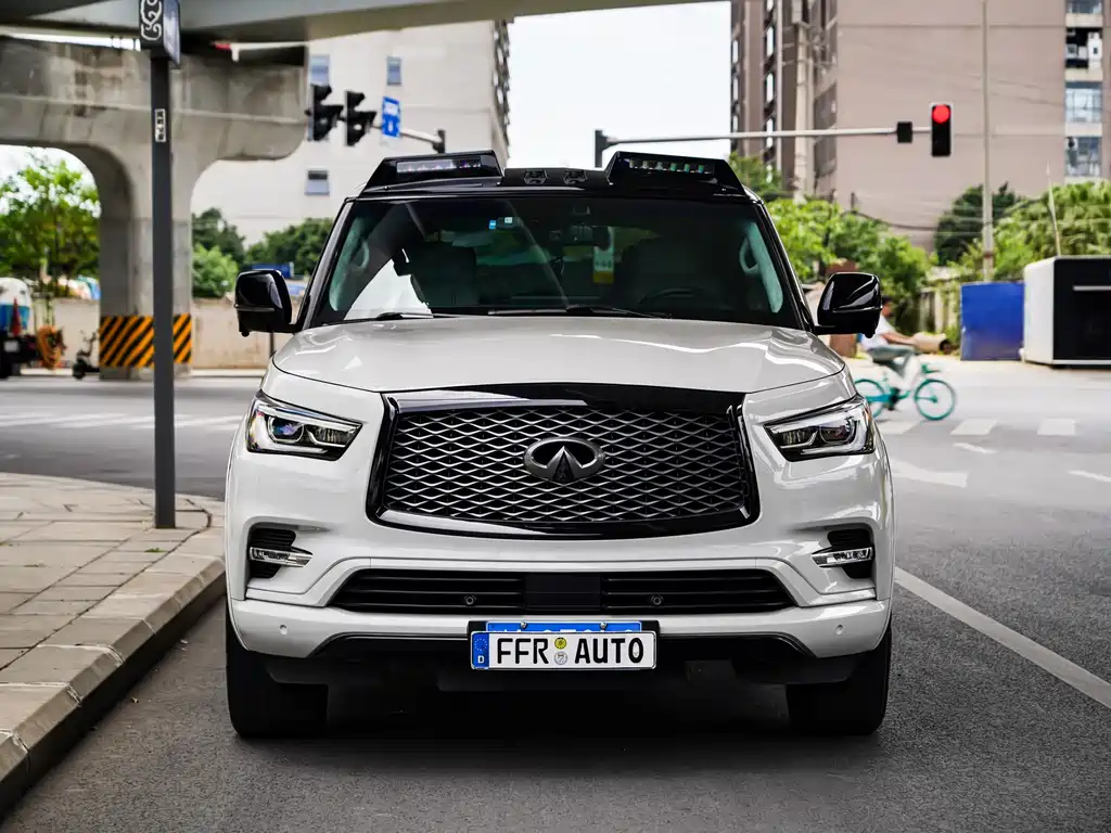 Infiniti QX80 5.6 L 4 WD