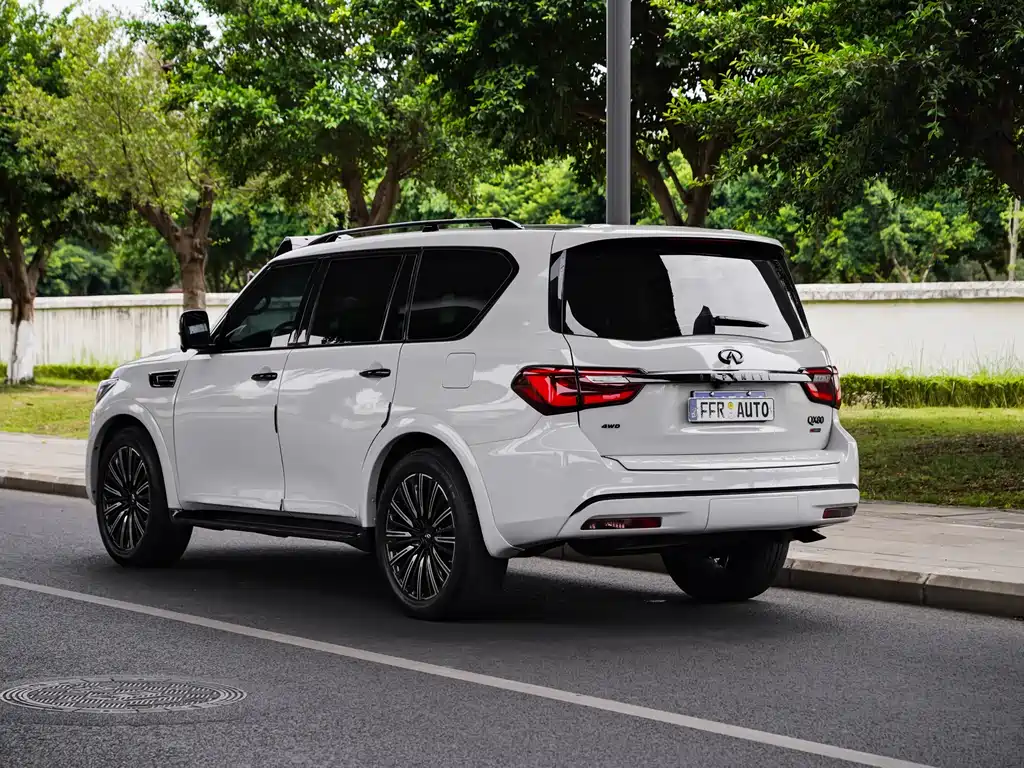 Infiniti QX80 5.6 L 4 WD