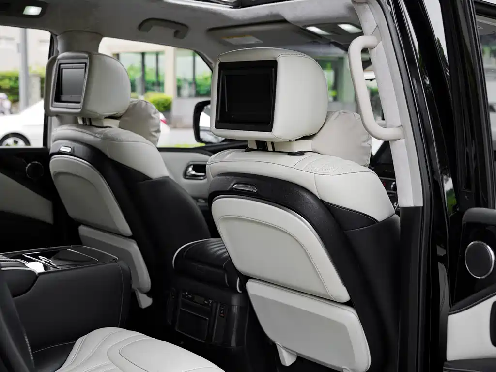 Infiniti QX80 5.6 L 4 WD