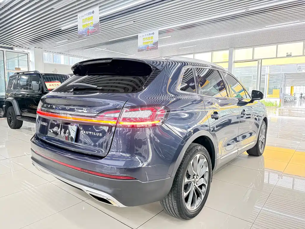 Nautilus 2.0 T 4 WD Premium