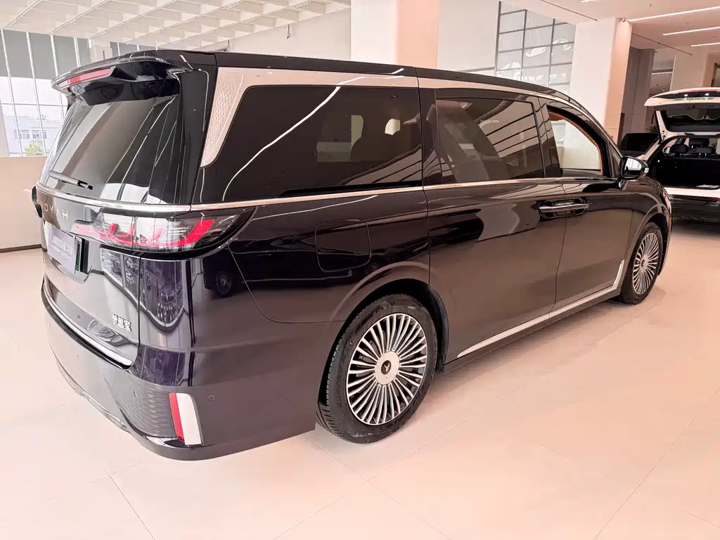 Voyah Dreamer PHEV 4 WD Flagship Kunpeng