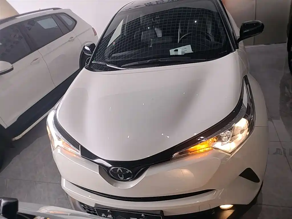 Toyota C-HR 2.0 L Leading