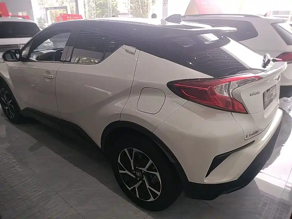 Toyota C-HR 2.0 L Leading