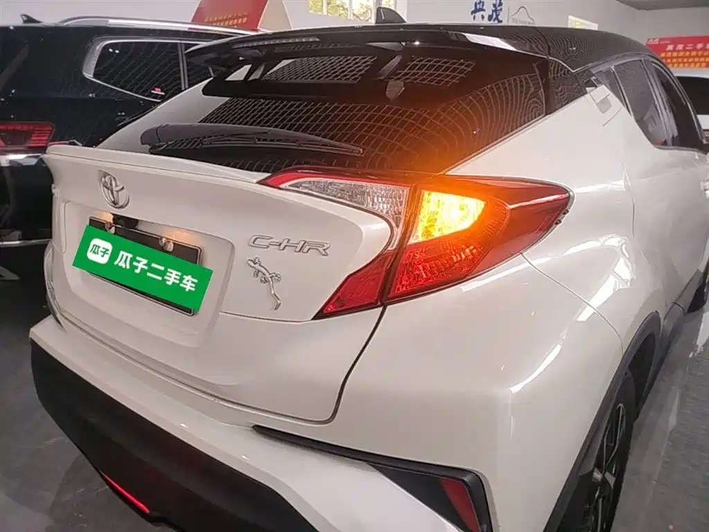 Toyota C-HR 2.0 L Leading
