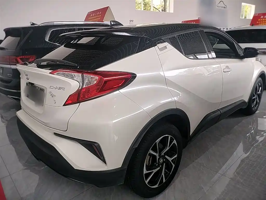 Toyota C-HR 2.0 L Leading
