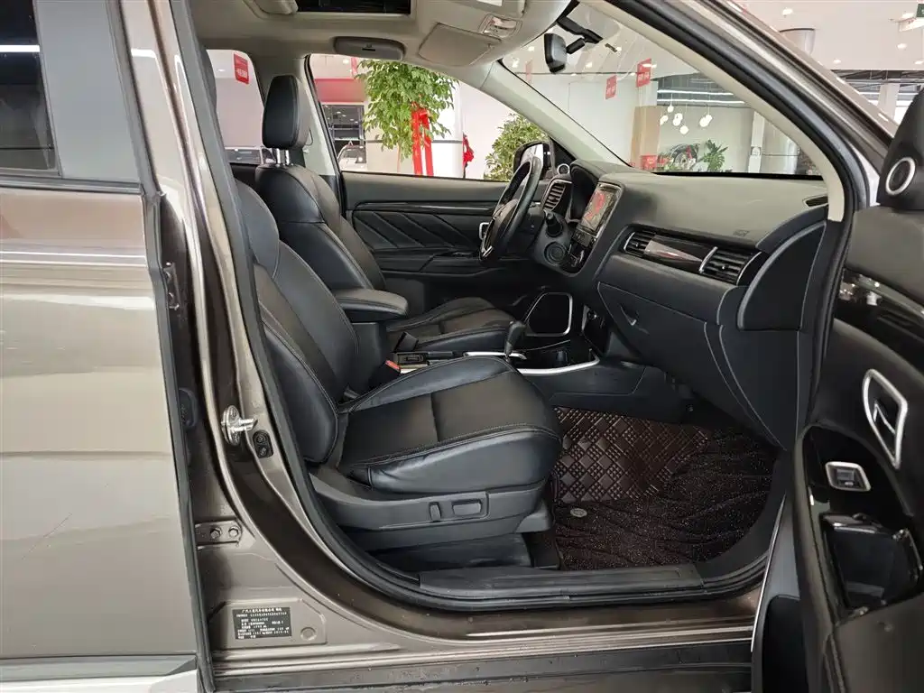 Outlander 2.0 L 2 WD Smooth Enjoyment 5-seat CN-VI