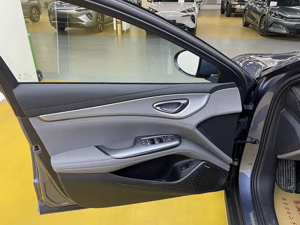 Seal 07 DM-i Smart Drive DM-i 1.5 L 125 km Distinguished