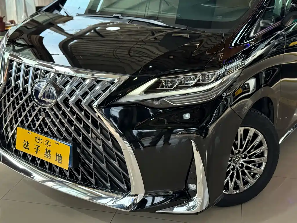 Lexus LM 300 h 4-seat Royal World