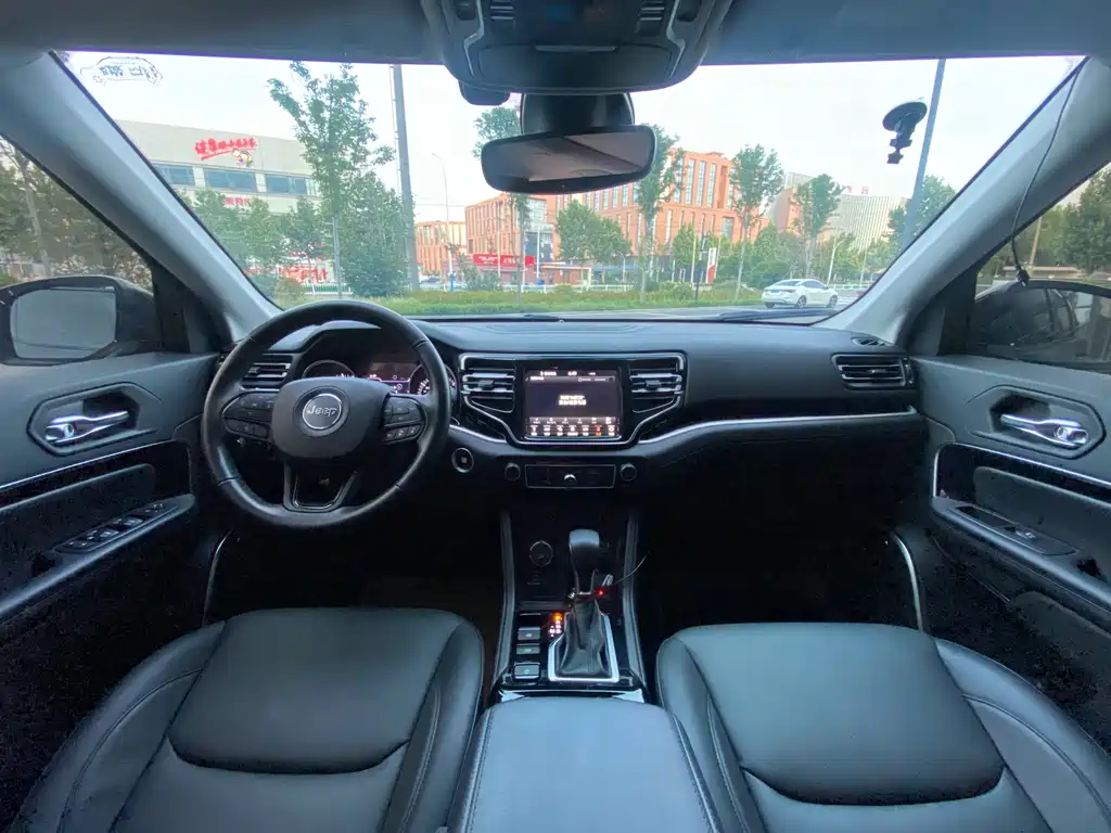 Grand Commander 2.0 T 4 WD