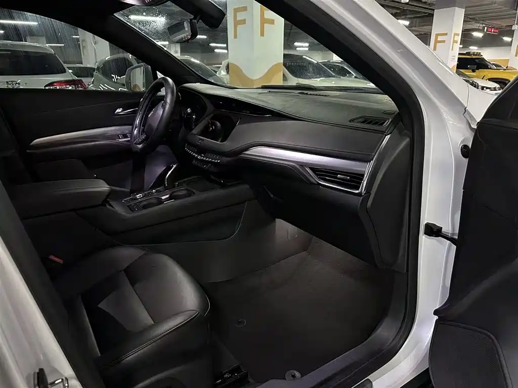 Cadillac XT4 Facelift 28 T 2 WD Leading