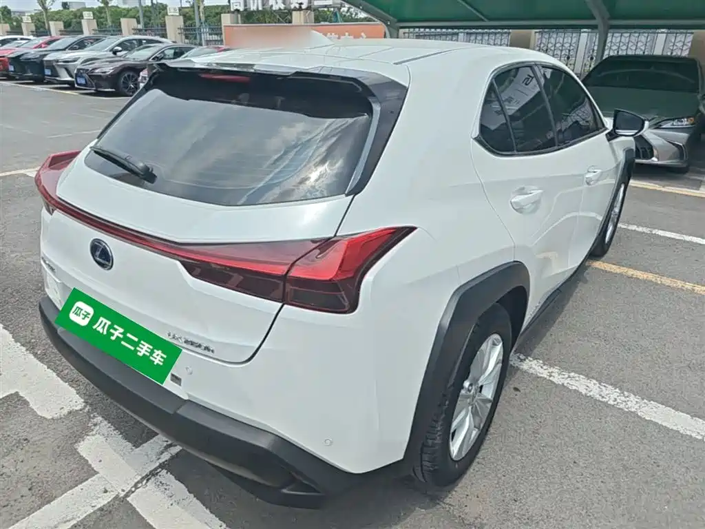 Lexus UX 260 h ·