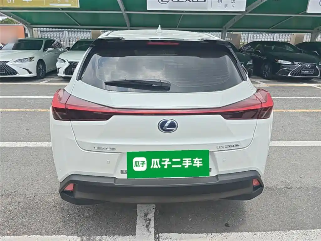 Lexus UX 260 h ·