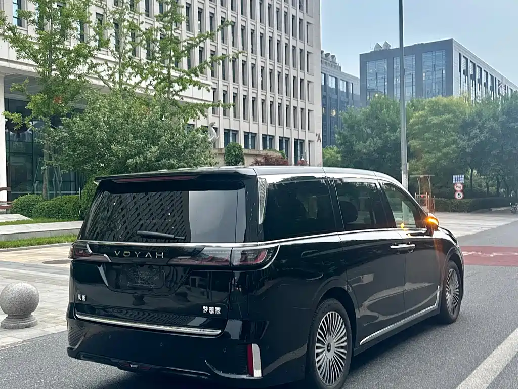 Voyah Dreamer PHEV 4 WD Distinguished Kunpeng