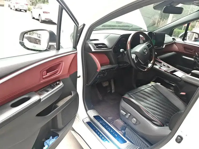 Toyota Granvia 2.5 L Hybrid Luxury