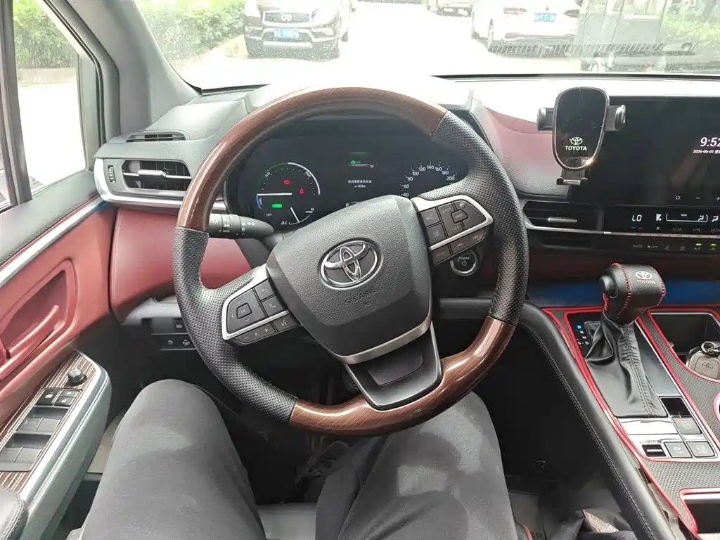 Granvia 2.5 L Hybrid Luxury