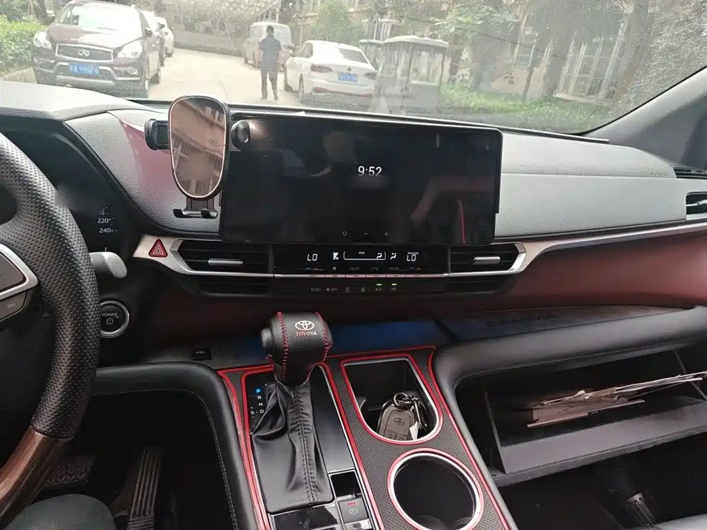 Granvia 2.5 L Hybrid Luxury
