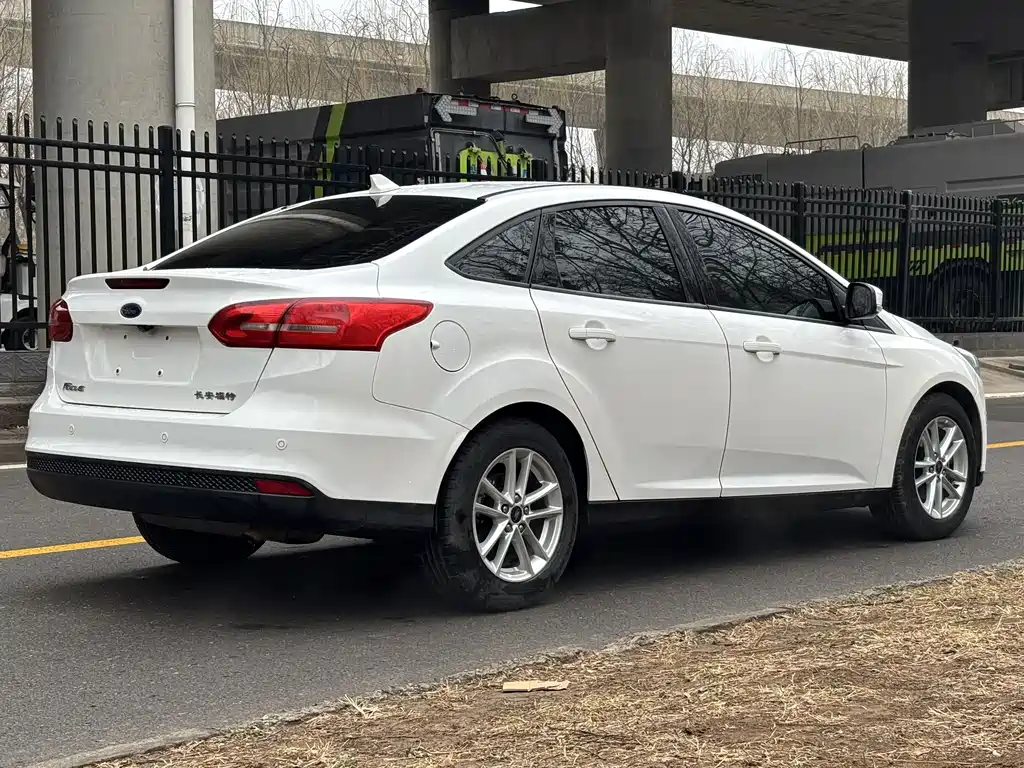 Focus Sedan 1.6 L Auto Style Smart Travel