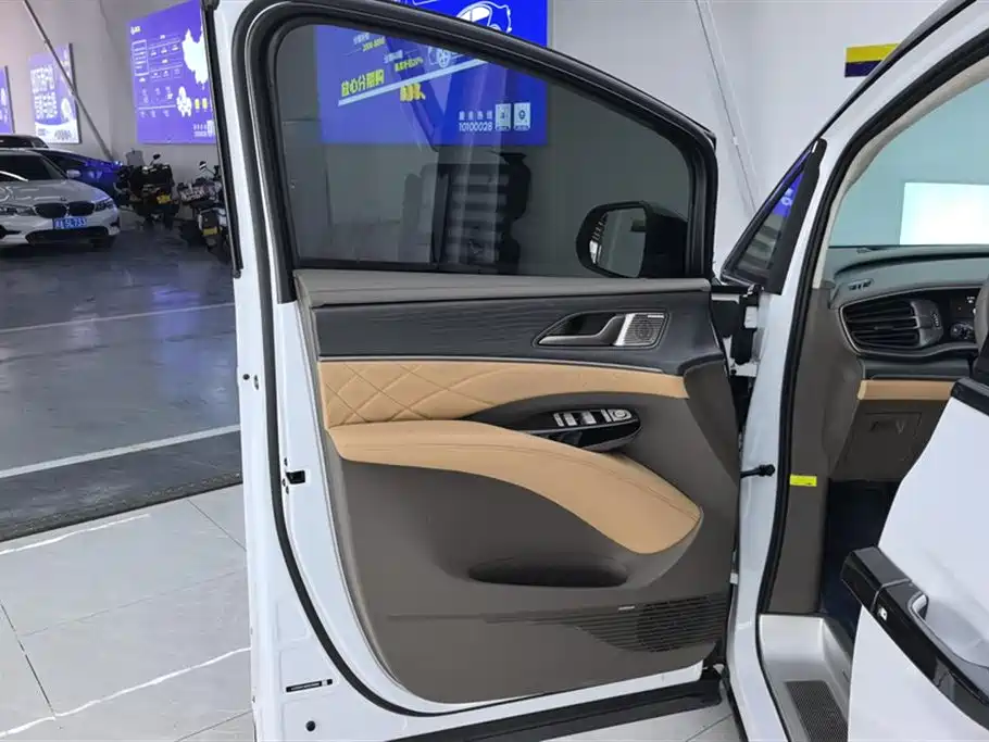 Denza D9 DM-i 970 4 WD Flagship