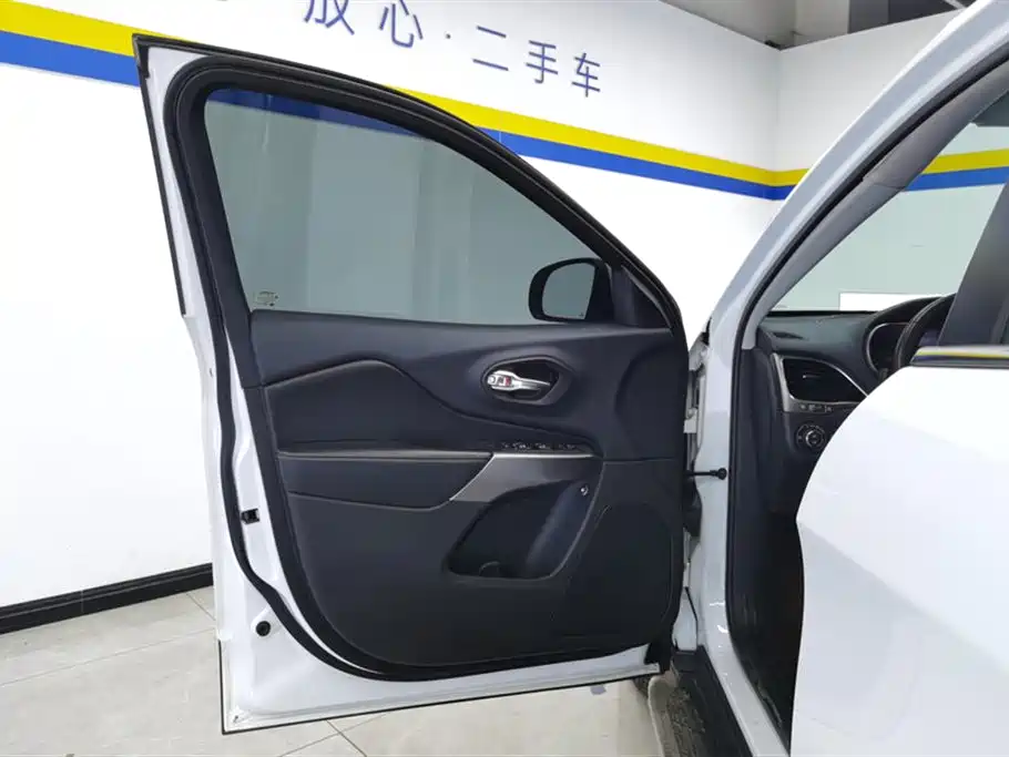 Cherokee 2.0 T 2 WD Smart Enjoyment CN-V