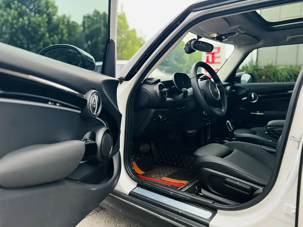 MINI Facelift 1.5 T COOPER Artist 5-door