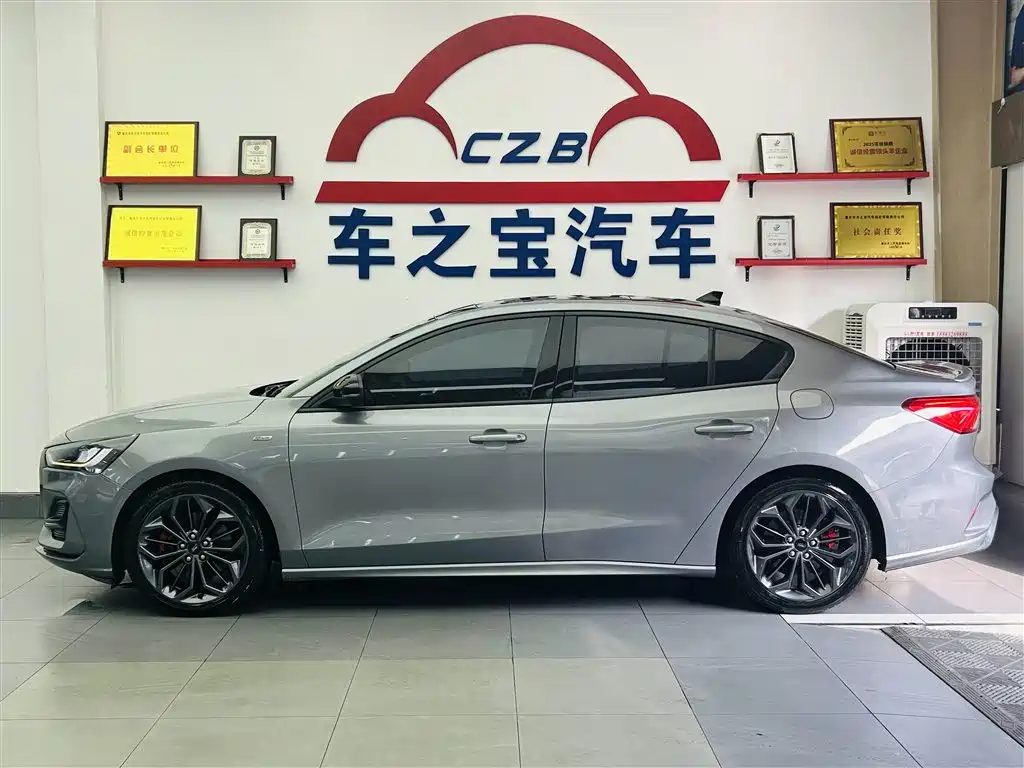 Focus Sedan EcoBoost 180 Auto ST Line