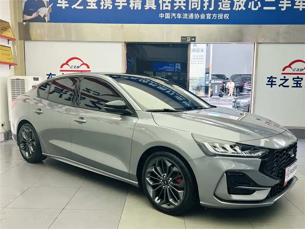 Focus Sedan EcoBoost 180 Auto ST Line