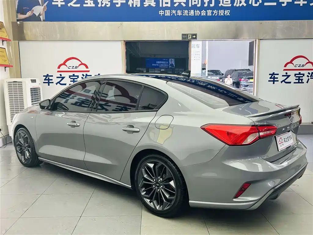 Focus Sedan EcoBoost 180 Auto ST Line