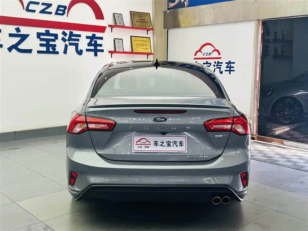 Focus Sedan EcoBoost 180 Auto ST Line