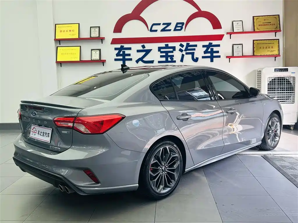 Focus Sedan EcoBoost 180 Auto ST Line