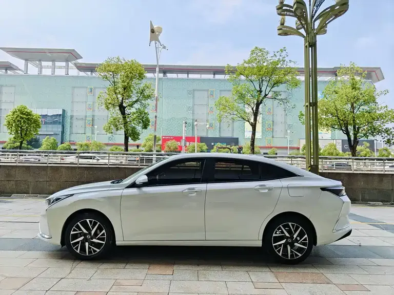 Dongfeng Yixuan 230 T Auto Dazzle