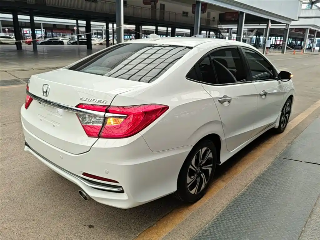 Crider 1.8 L CVT Luxury Special