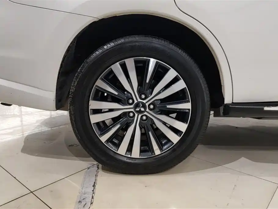 Outlander 2.4 L 4 WD Enjoyment 5-seat