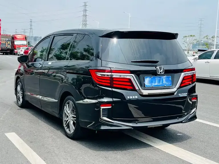 Honda Elysion 2.0 L Hybrid Luxury