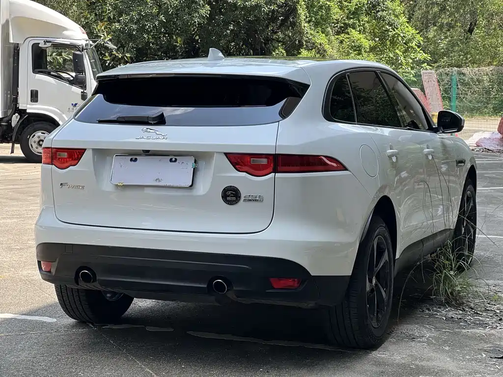 Jaguar F-PACE 2.0 T 4 WD Urban Premium
