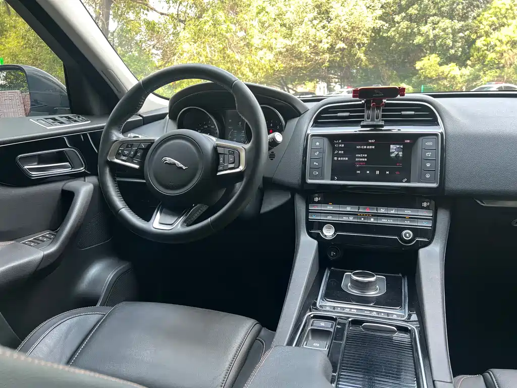 Jaguar F-PACE 2.0 T 4 WD Urban Premium