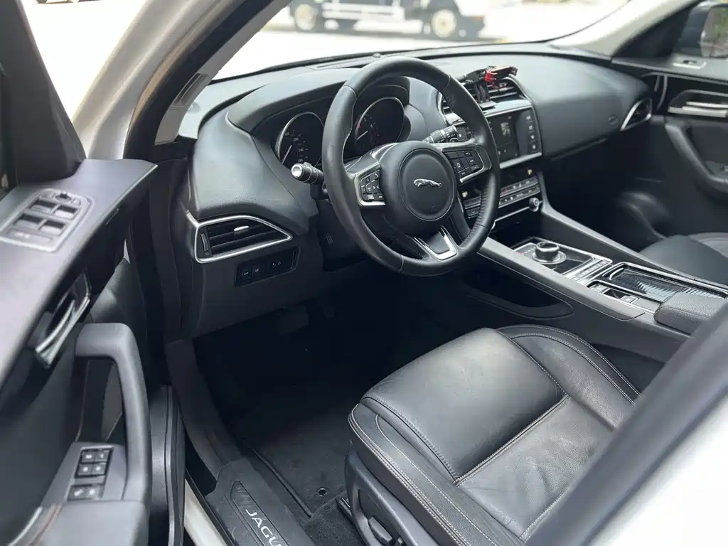 Jaguar F-PACE 2.0 T 4 WD Urban Premium