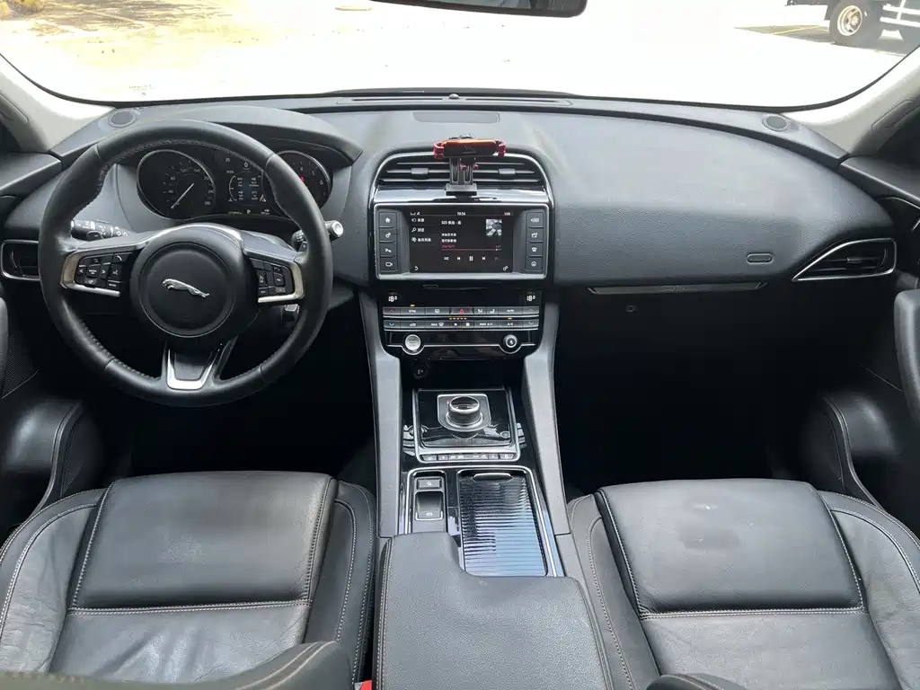 Jaguar F-PACE 2.0 T 4 WD Urban Premium