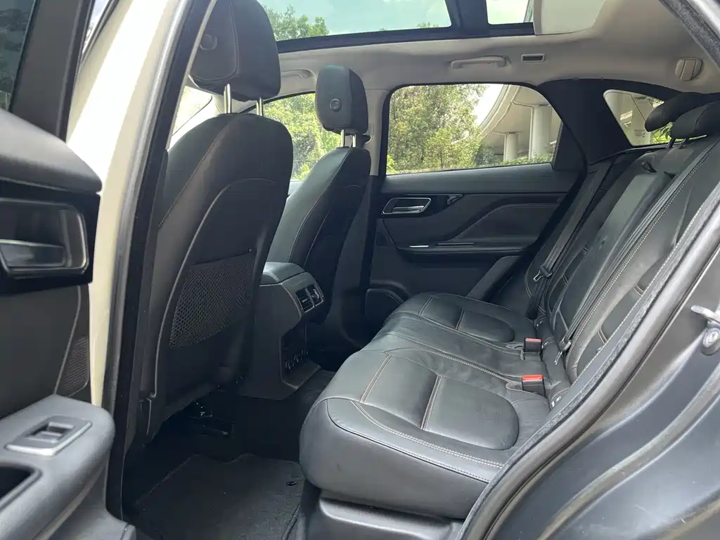 Jaguar F-PACE 2.0 T 4 WD Urban Premium