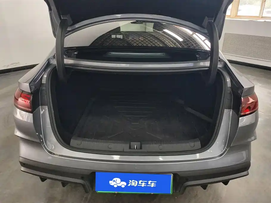 Qin L DM-i Smart Drive 80 KM Leading