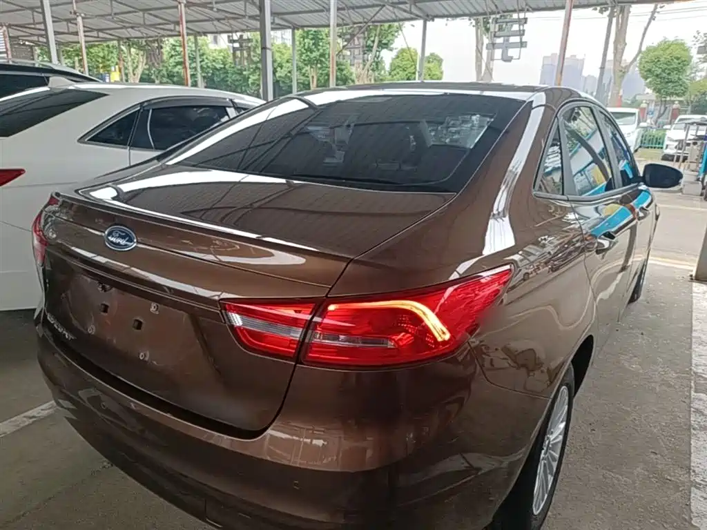 Escort 1.5 L Auto Comfort