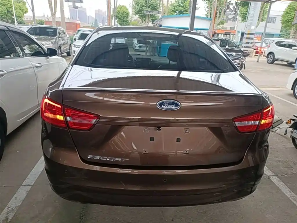 Escort 1.5 L Auto Comfort