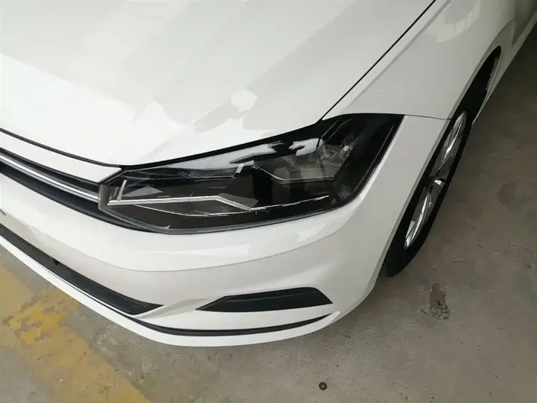 Volkswagen Polo Plus 1.5 L Auto Colorful Tech