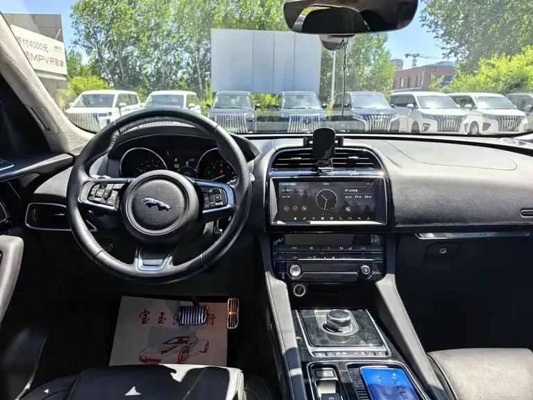 Jaguar F-PACE 2.0 T 4 WD Urban Premium