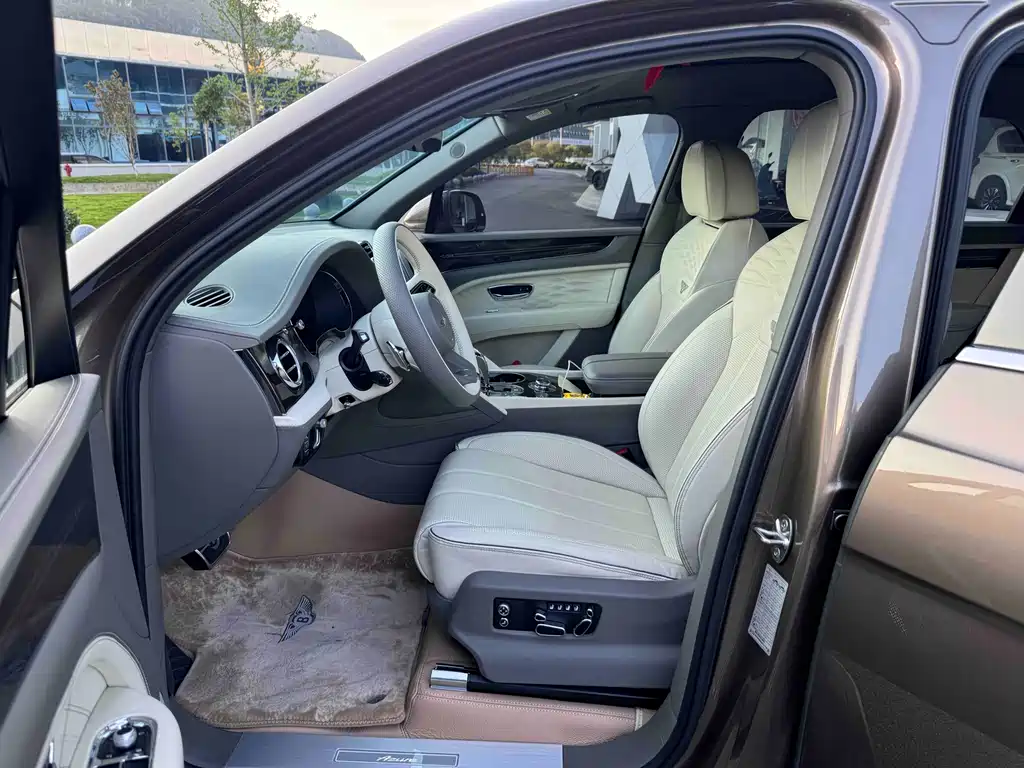 Bentayga 4.0 T V8 LWB Range Elegant Degree