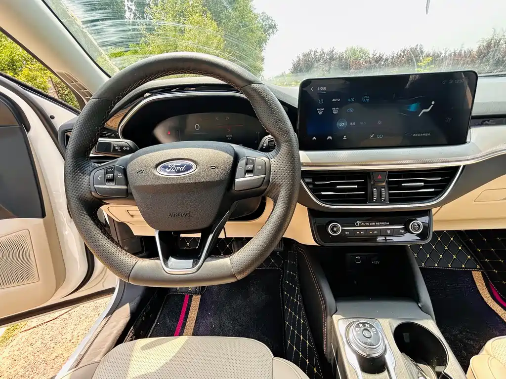 Focus Sedan EcoBoost 180 Auto Sharp Trend