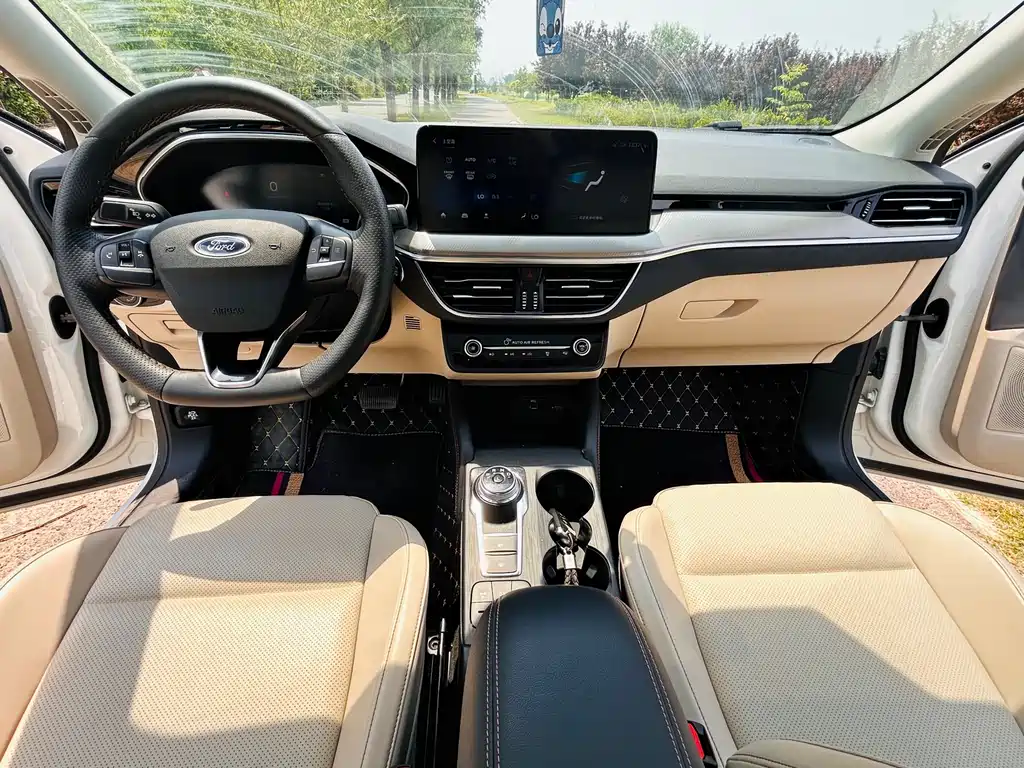 Focus Sedan EcoBoost 180 Auto Sharp Trend