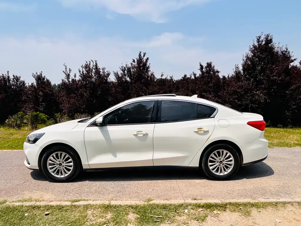 Focus Sedan EcoBoost 180 Auto Sharp Trend