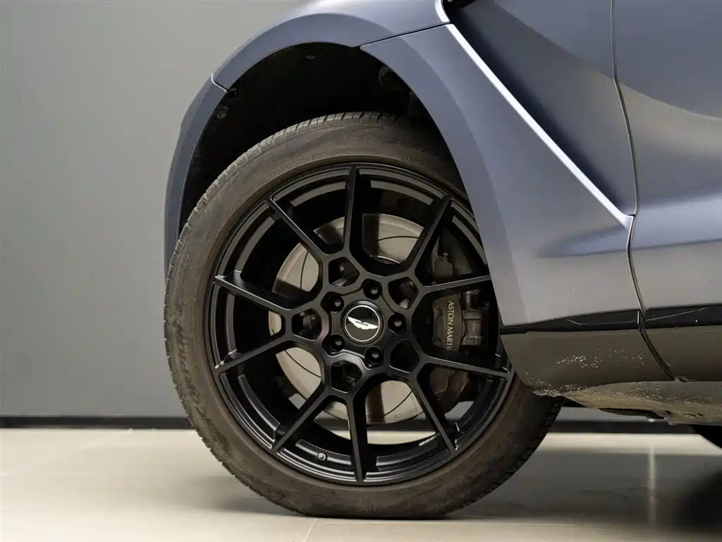 Aston Martin DBX 4.0 T V8
