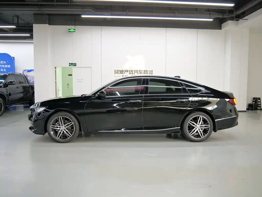 Accord Sharp· Hybrid 2.0 L Phantom Night · Sharp Smart